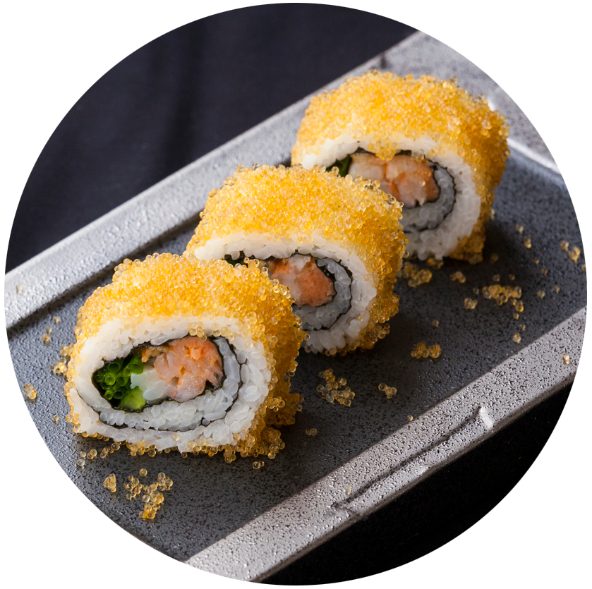 金色のとびこで彩られた裏巻き寿司の写真